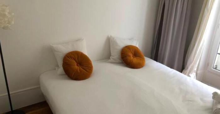 The Lady In Red - Romantique - By Mon Petit Fare Apartment